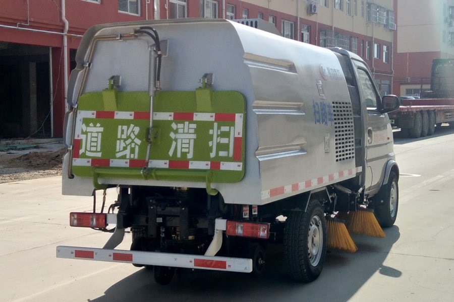 長(zhǎng)安2噸小型掃路車(chē)